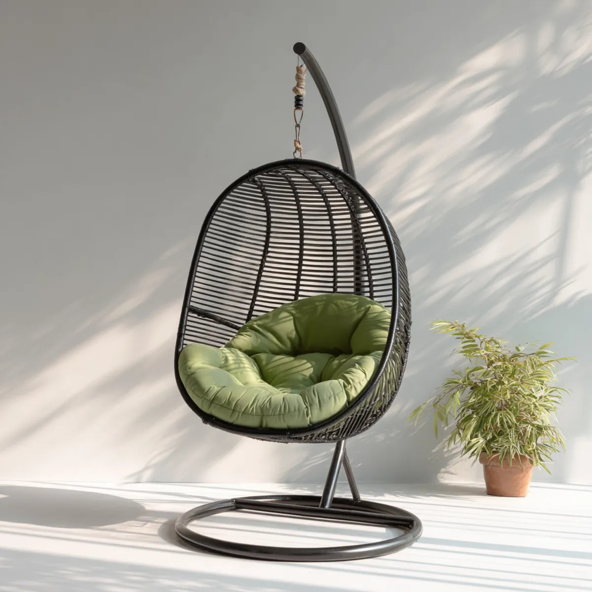 Hamak lub fotel wiszący, Czarno-zielone krzesło wiszące w stali i żywica pleciona z poduszką 105 x 105 x 195 cm